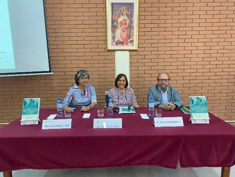 Autores con la rectora de la UNIFÉ